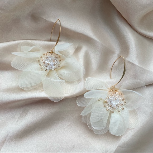 💕Last one Mesh White Flower Hook Earrings - Picture 8 of 8